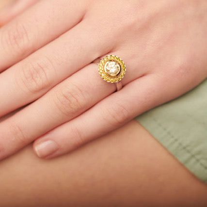 Cape diamond surrounded by natural yellow diamonds