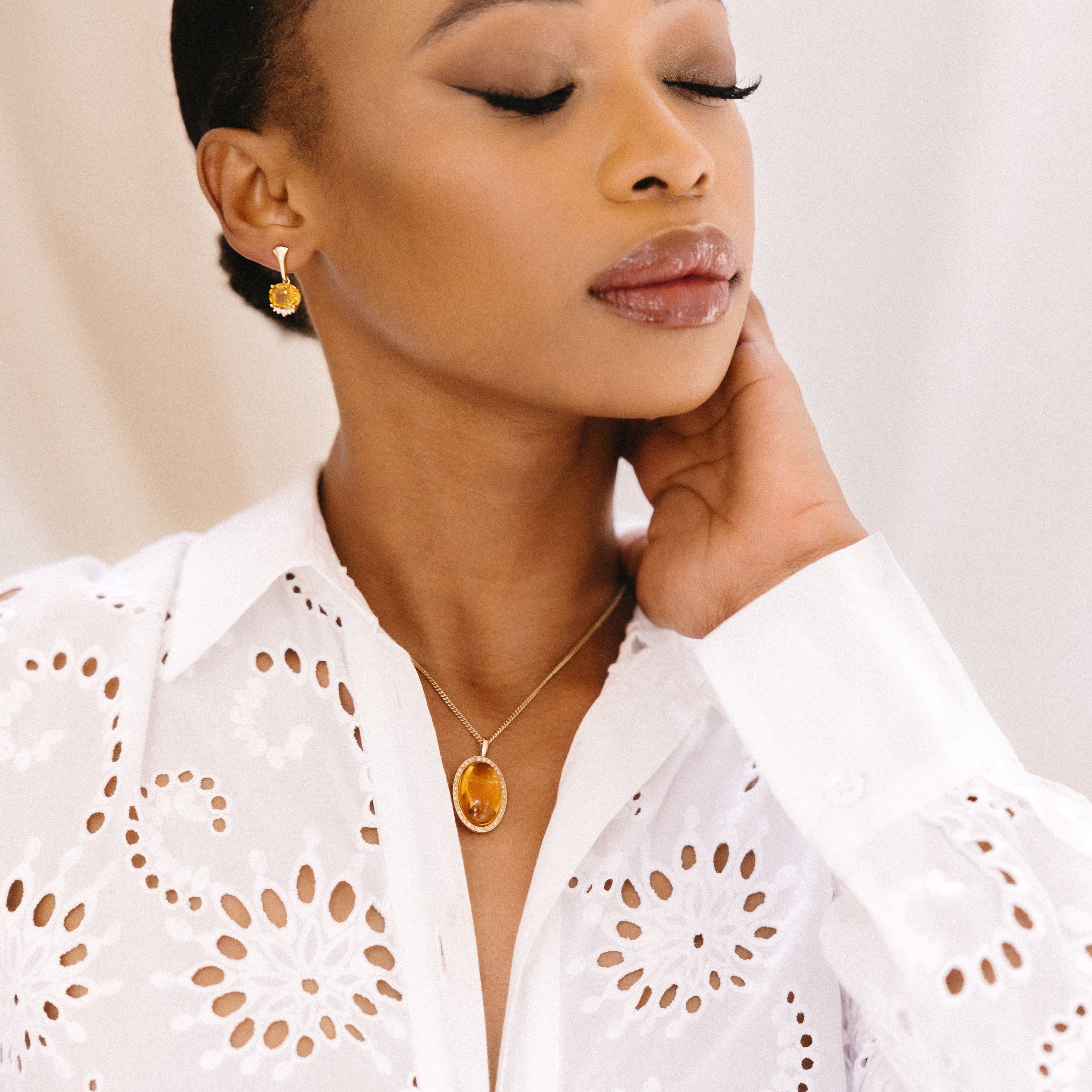 Drop yellow gold earring with an oval citrine with an arc of diamonds below the citrine